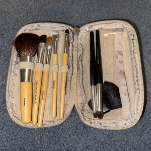 Essence of Beauty Makeup Brush Set - Natural and Black